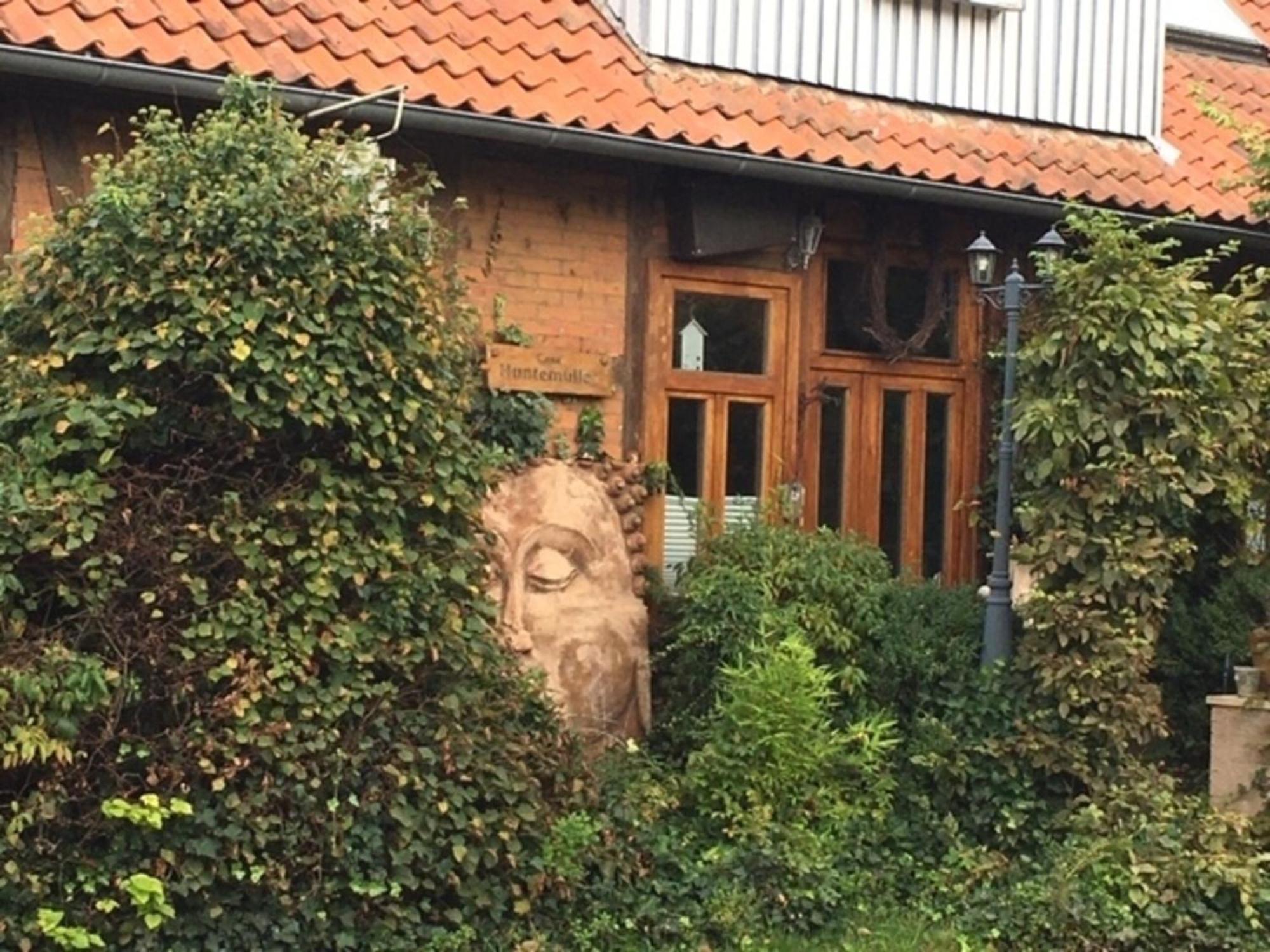 Grosse Hobbithoehle Mit Gemeinschaftsgarten Neustadt am Rübenberge Extérieur photo